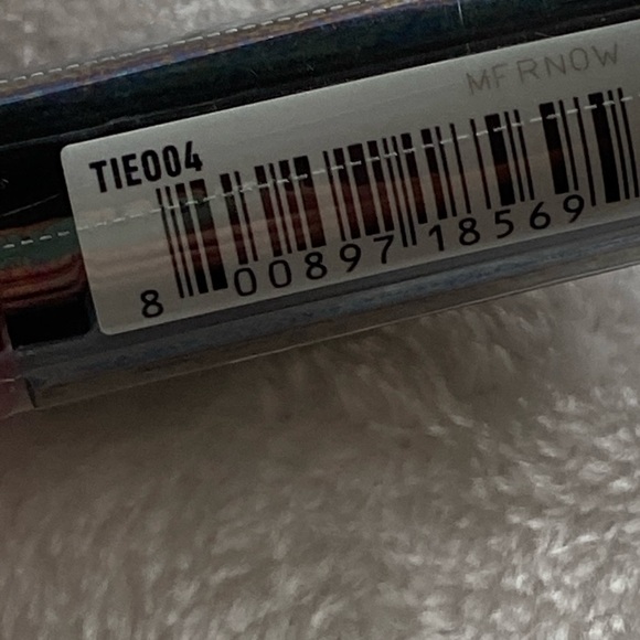 NYX This is Everything Lip Gloss SHEER BERRY NEW - Picture 10 of 10